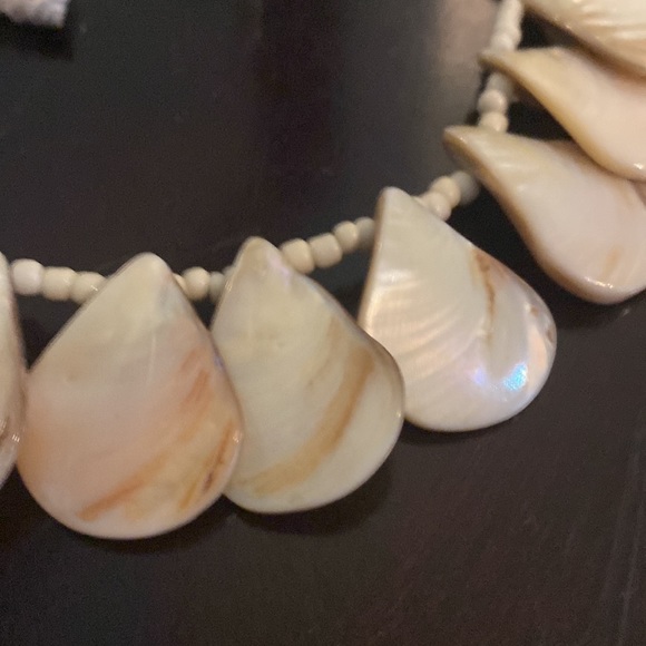 Shell mother of pearl necklace and earrings - Picture 2 of 5
